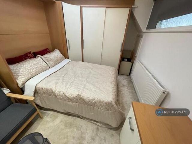 Studio for rent in Cat Hill
