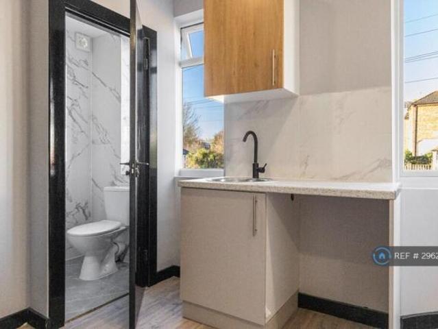 Studio for rent in Cat Hill