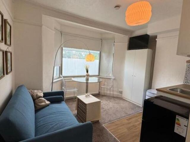 Studio for rent in Cat Hill
