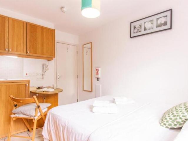 Studio for rent in Cat Hill, England