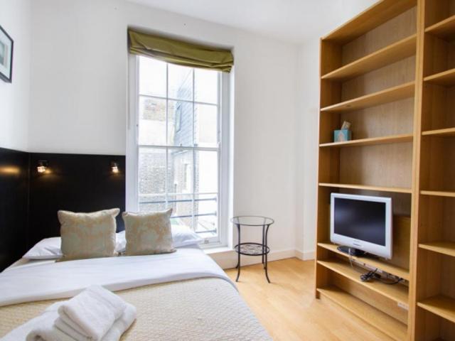 Studio for rent in Cat Hill, England