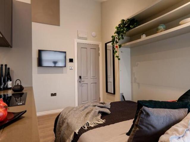 Studio for rent in Cat Hill, England