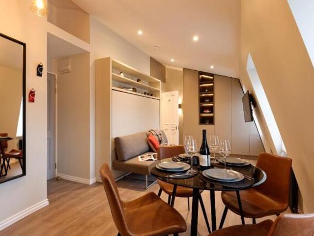 Studio for rent in Cat Hill, England