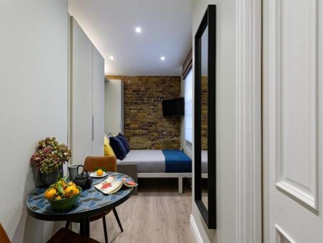 Studio for rent in Cat Hill, England