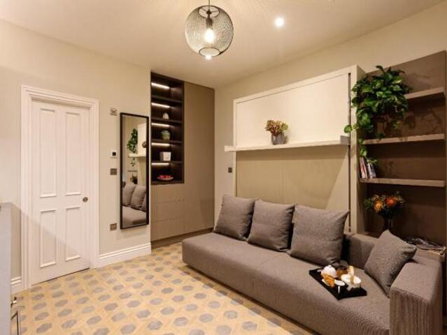 Studio for rent in Cat Hill, England