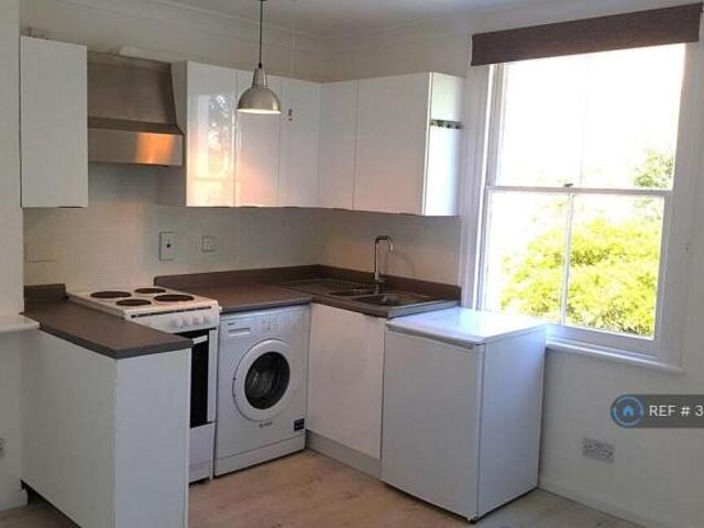 Studio for rent in Cat Hill, England