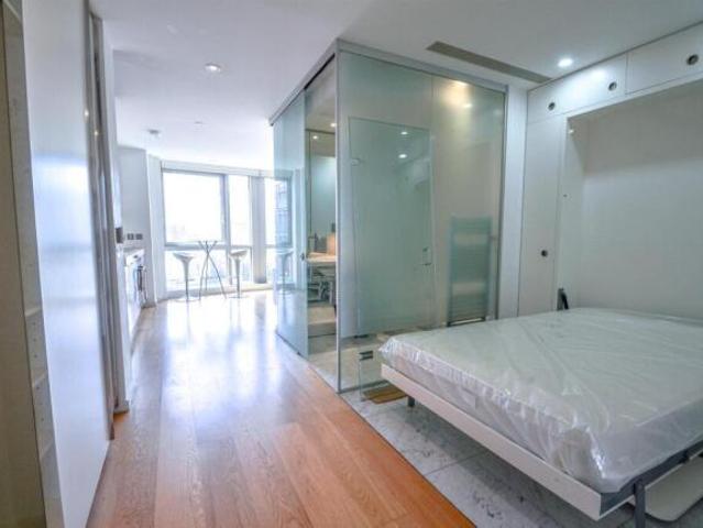 Studio for rent in Cat Hill, England