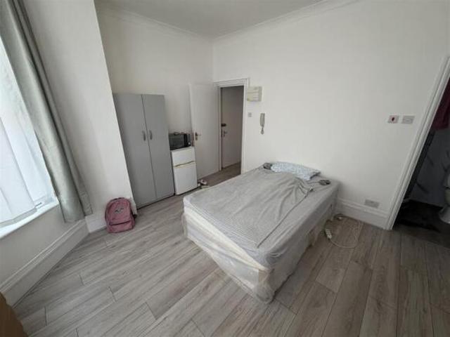 Studio for rent in Cat Hill