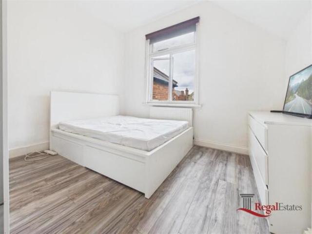 Studio for rent in Cat Hill, England