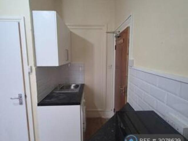 Studio for rent in Cat Hill, England