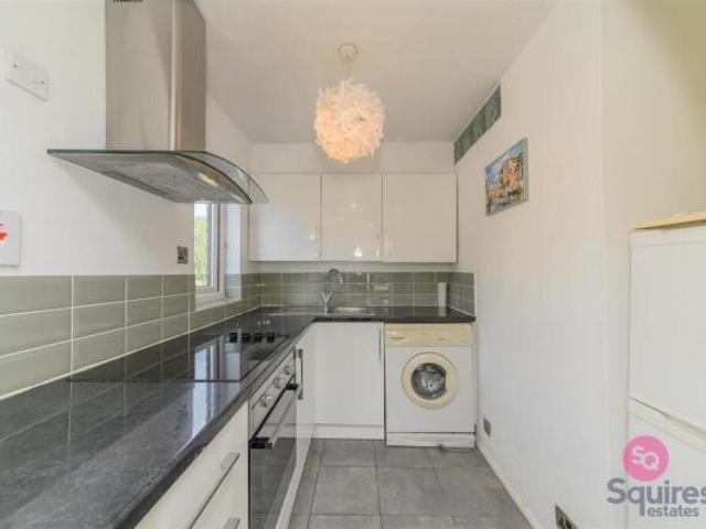 Flat for rent in Cat Hill, England