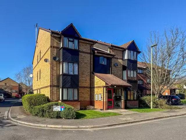 House for rent in Burnt Oak, Greater London