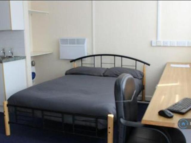 House for rent in Follaton, Strode