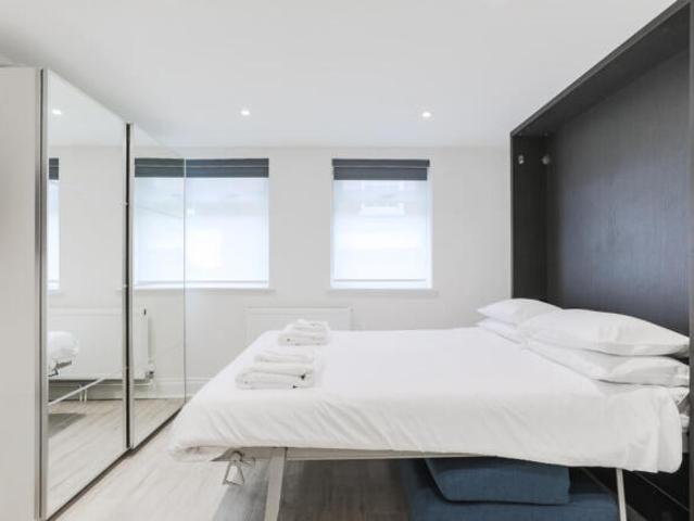 Studio for rent in Cat Hill, England