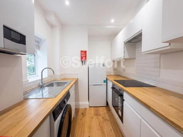 Studio for rent in Cat Hill, England