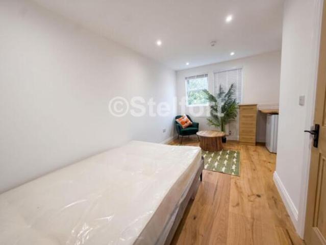Studio for rent in Cat Hill, England