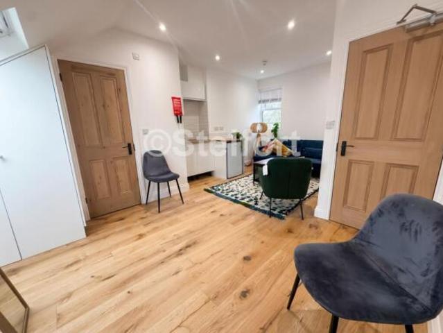 Studio for rent in Cat Hill, England