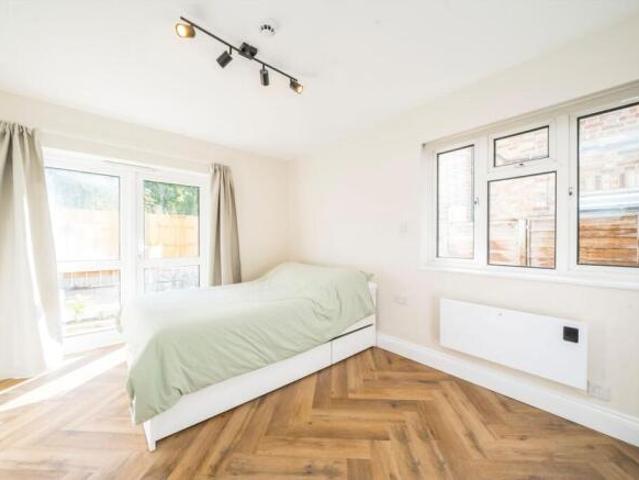 Flat for rent in Acton, Greater London