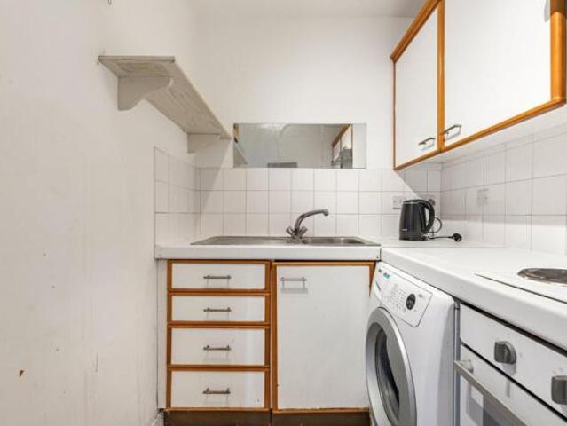 Flat for rent in Cat Hill, England