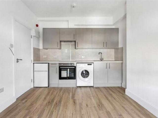 Studio for rent in Cat Hill, England