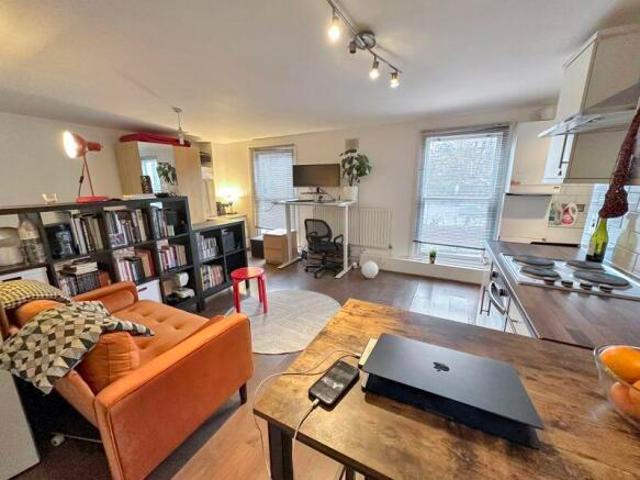 Flat for rent in Cat Hill