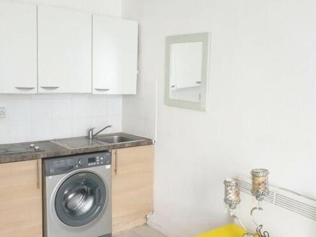 Studio for rent in Cat Hill, England