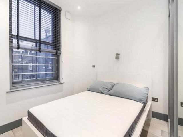 Studio for rent in Cat Hill, England