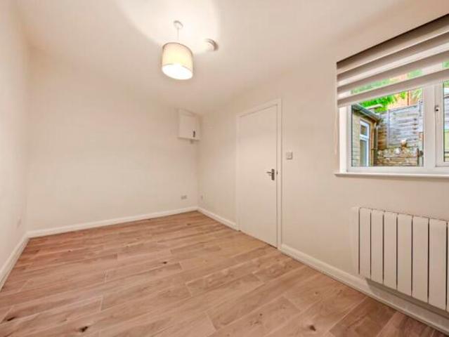 Studio for rent in Cat Hill