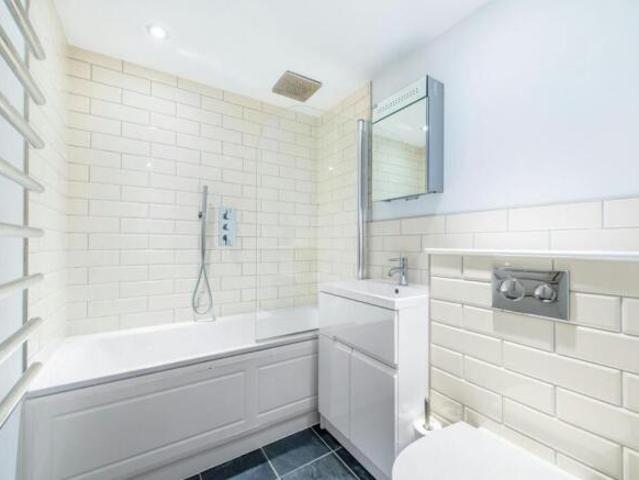 Flat for rent in Cat Hill, England