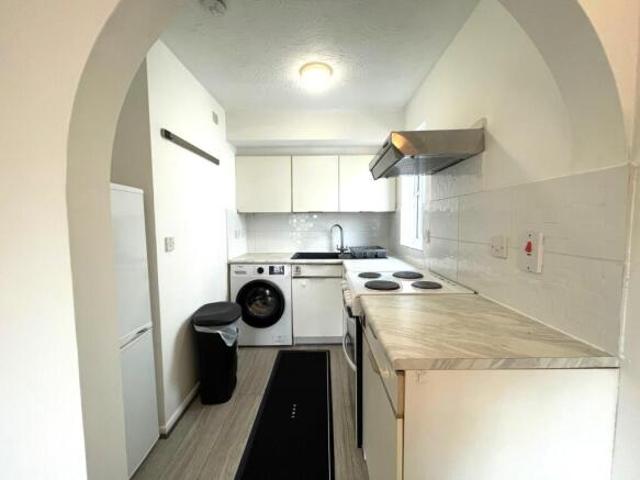 Studio for rent in Cat Hill, England