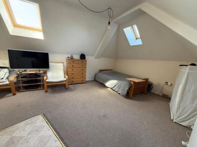 Flat for rent in Westborough, Surrey