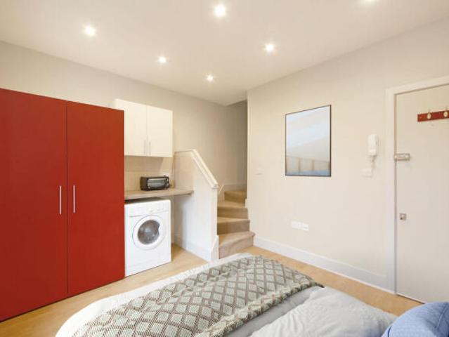 Studio for rent in Cat Hill