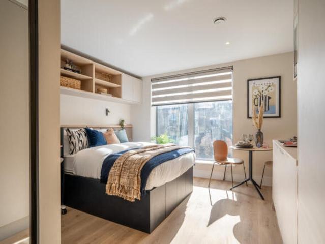 Studio for rent in Cat Hill, England