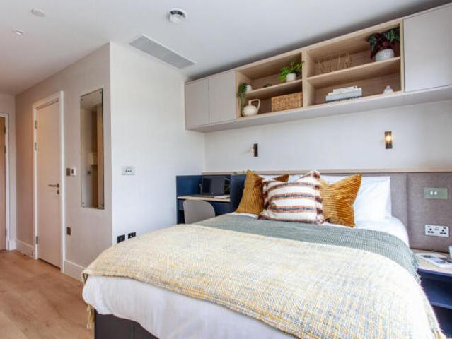 Studio for rent in Cat Hill, England