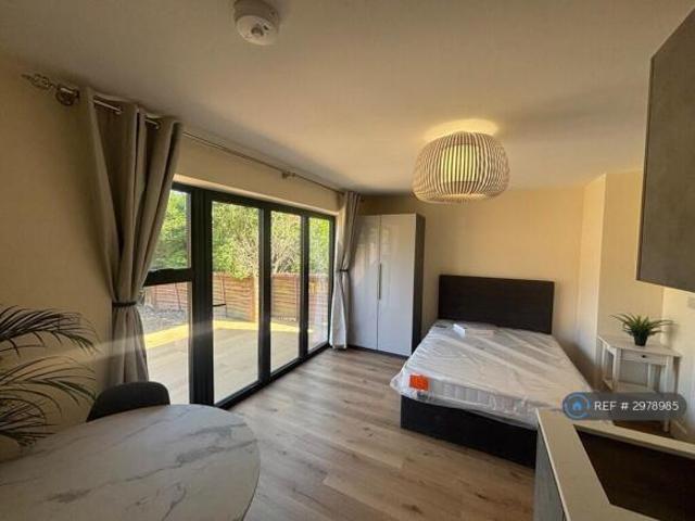 Studio for rent in Cat Hill