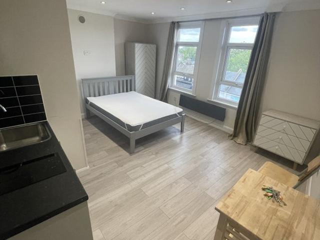 Studio for rent in London Borough of Merton, Collier's Wood