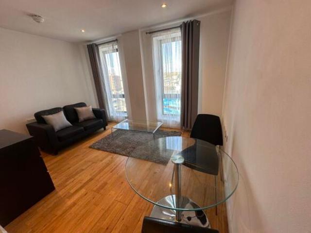 Studio for rent in South Lane, West Yorkshire