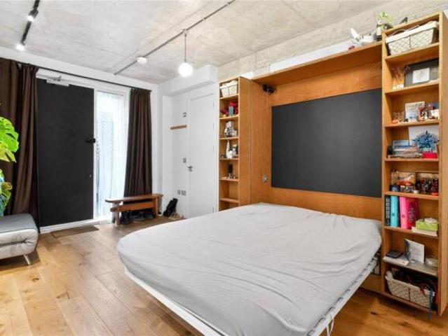 Property for rent in Cat Hill, England