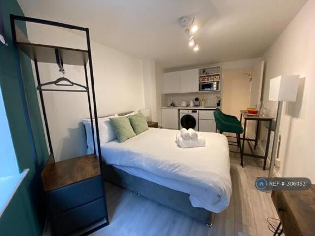 Studio for rent in Cat Hill, England