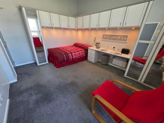 Studio for rent in Kingswood