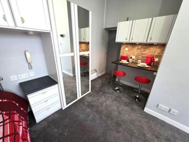 Studio for rent in Kingswood