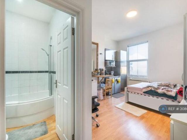 Studio for rent in Cat Hill, England