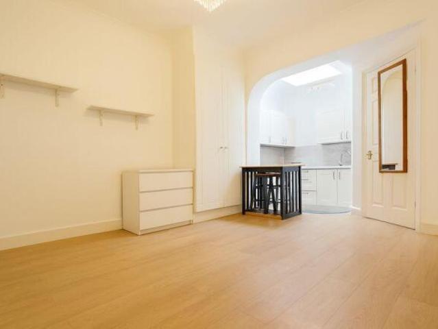 Studio for rent in South Lane, West Yorkshire
