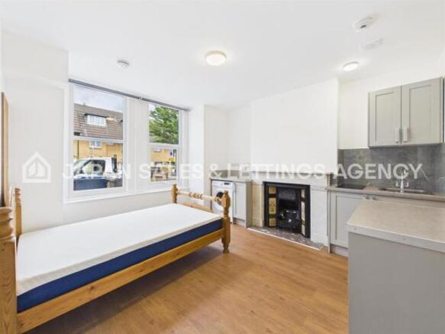 Flat for rent in Acton, Greater London