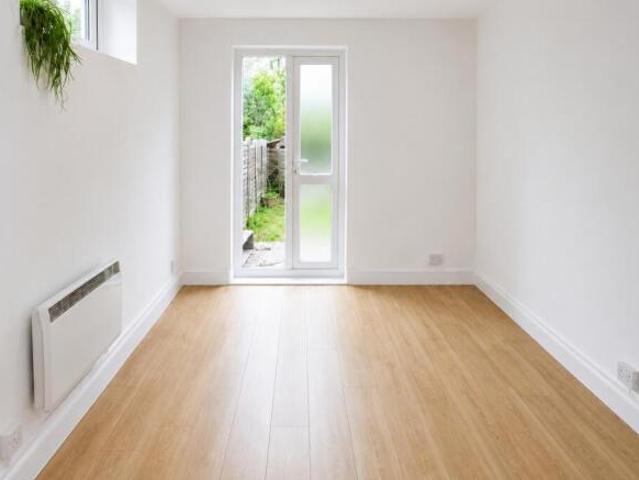 Studio for rent in Cat Hill