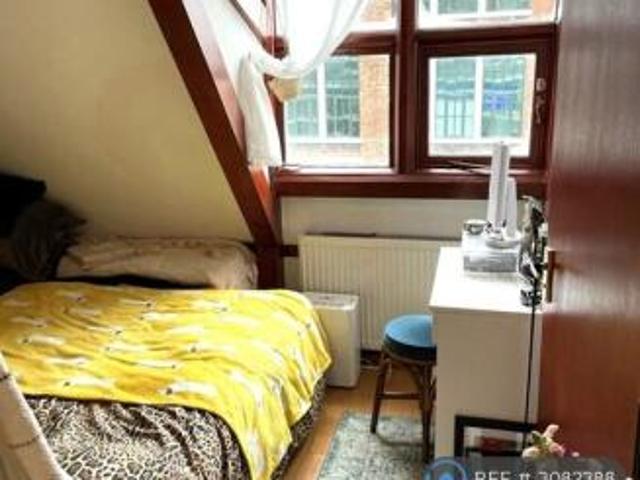 Studio for rent in Cat Hill, England
