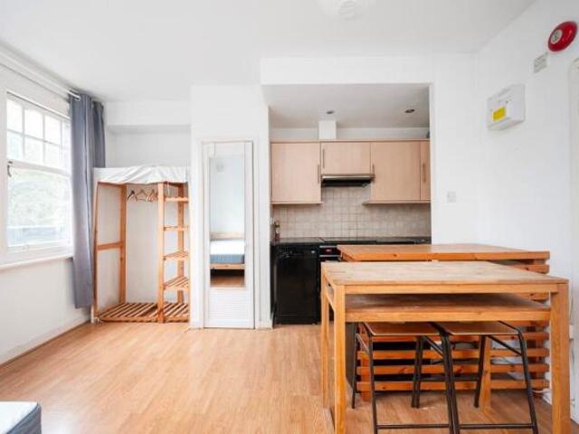 Studio for sale in Cat Hill, England