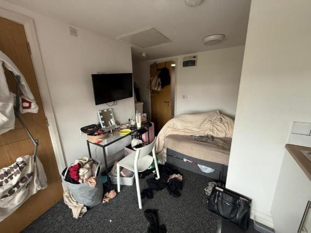 Studio for sale in Calderstones