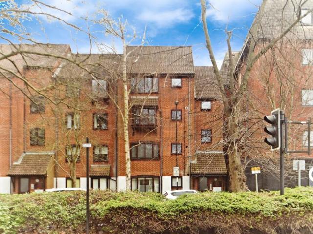 Flat for sale in Purley