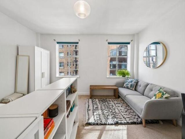 Flat for sale in Hammersmith, Greater London